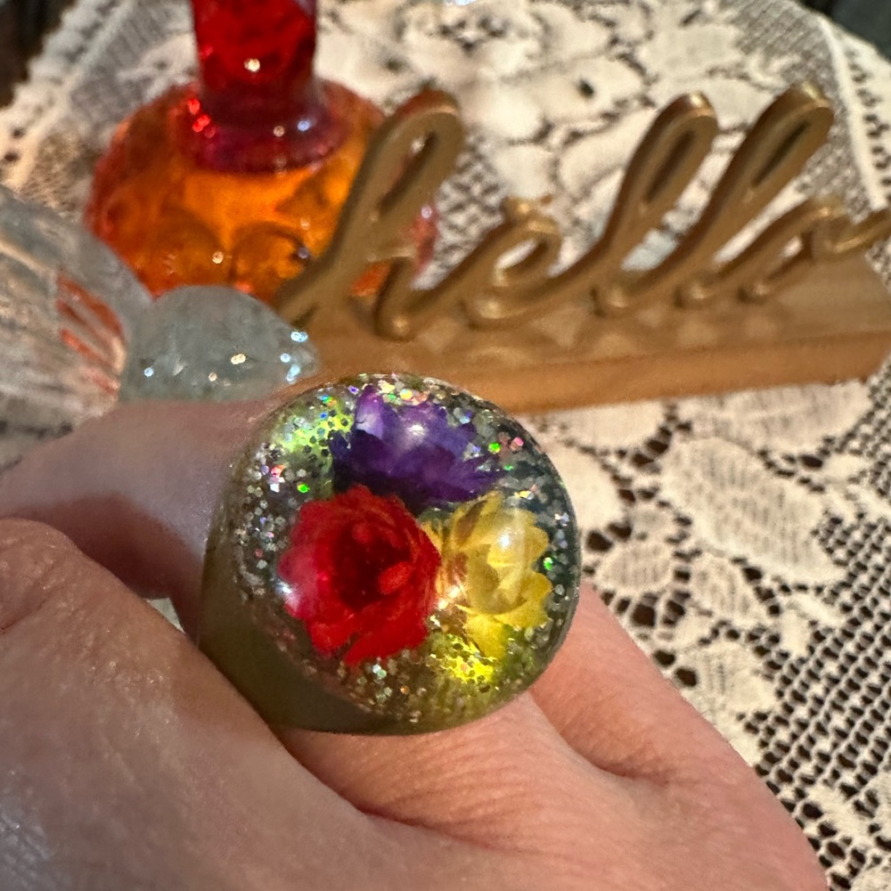 ⭐️HOST PICK⭐️ Vintage Groovy Flower Power Ring of the 60’s - Lucite Dome